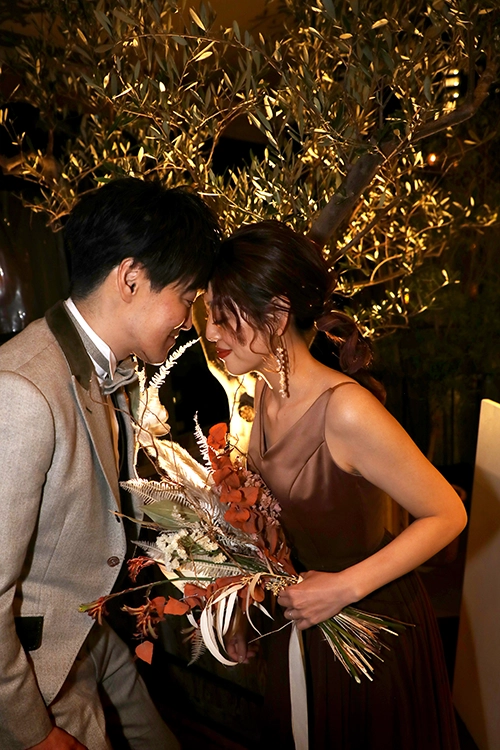 額を合わせて微笑む夫婦