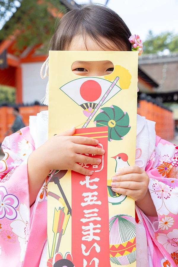 七五三参りの袋の取手から除く女の子