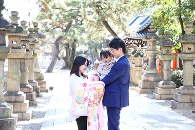 お宮参りで向かい合う4人家族