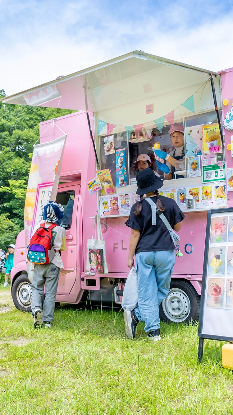 メインビジュアル：ピンク色のキッチンカーとカラフルなメニュー