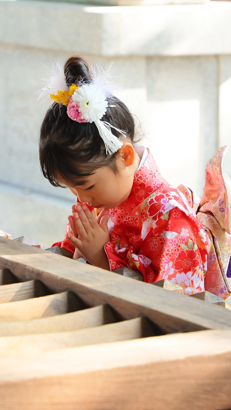 メインビジュアル：七五三の女の子が神社でお参り