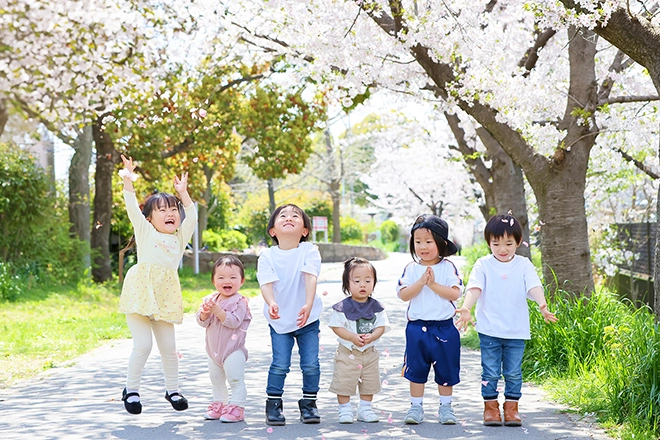 子供6人が桜の花びらと戯れる